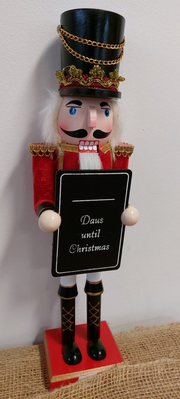 Karácsonyi fa diótörő katona figura 'Daus until Christmas' feliratattal 38cm magas 25-5-4