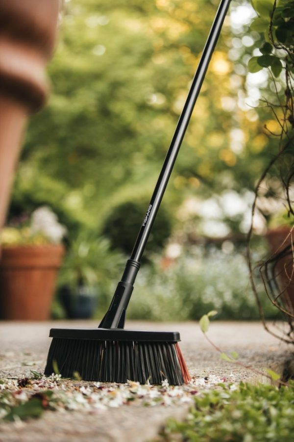 Solid™ univerzális kültéri seprű Fiskars (M)