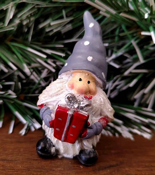 Ajándékot tartó manó figura