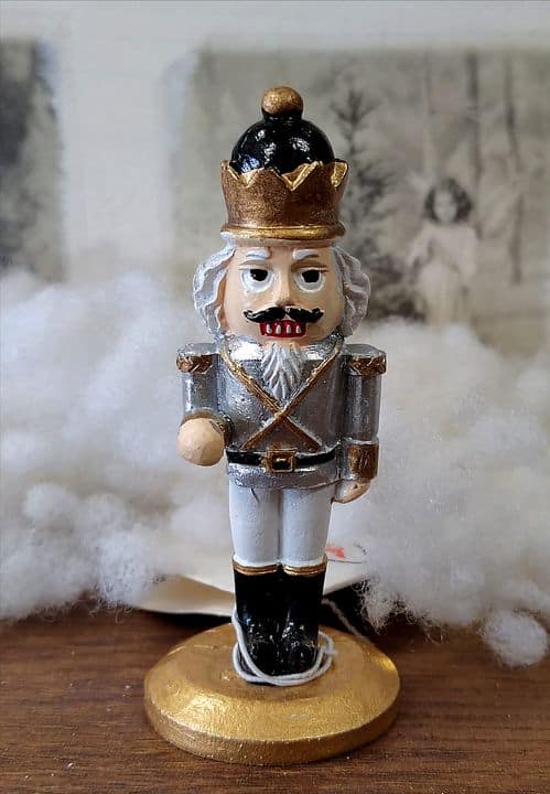 Ezüst ruhás, kicsi diótörő figura
