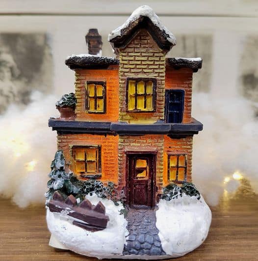 Barna világító házikó 8 cm 26-9-26 - Image 2