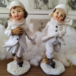 Fehér ruhás kisfiú 11 cm