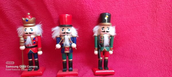 Fa diótörő katona figura bordó/arany/zöld /kék 15cm  25-5-16