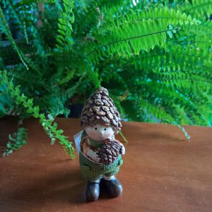 Kisfiú/kislány figura tobozzal