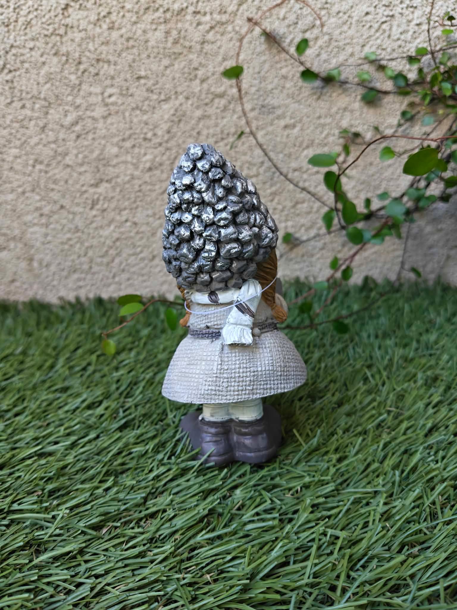 Kislány tobozzal 12cm