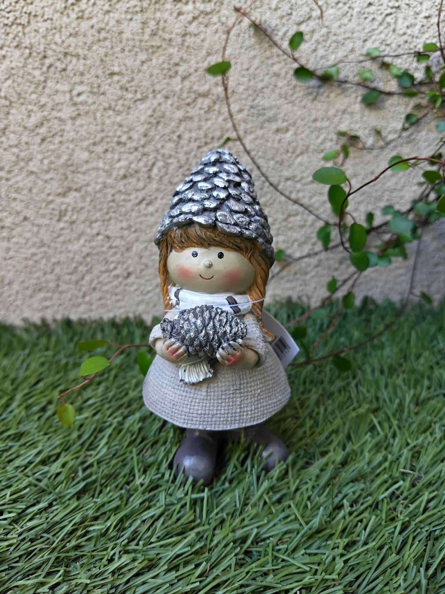Kislány tobozzal 12cm