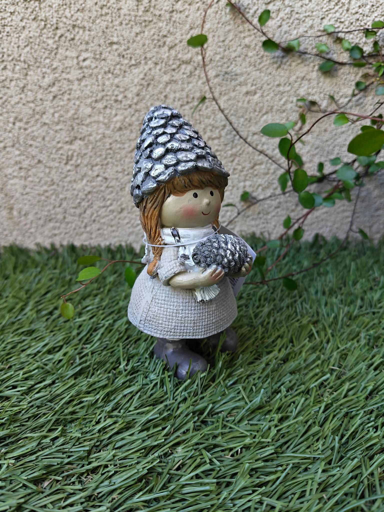 Kislány tobozzal 12cm