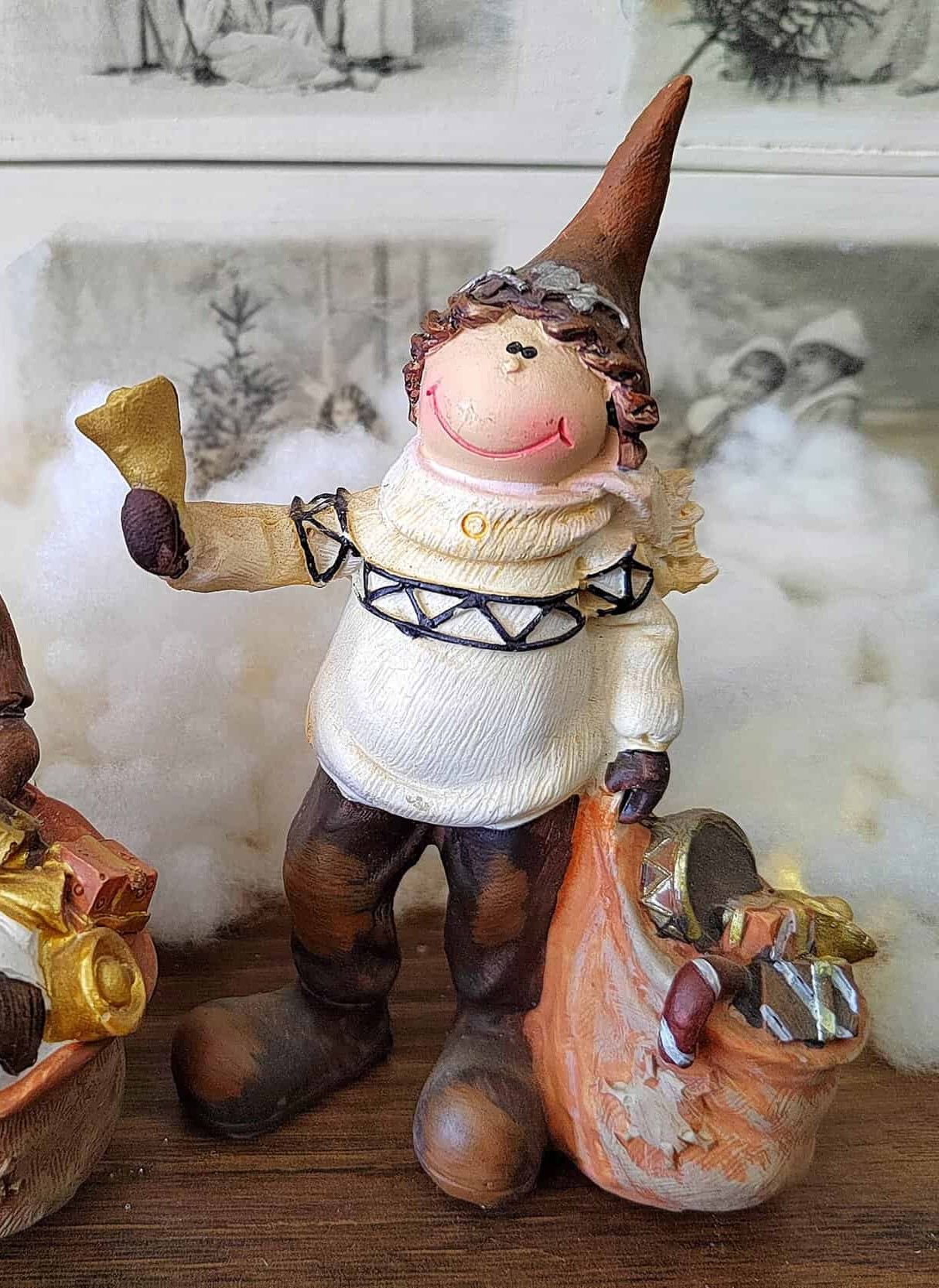 Kisfiú csengővel zsákkal